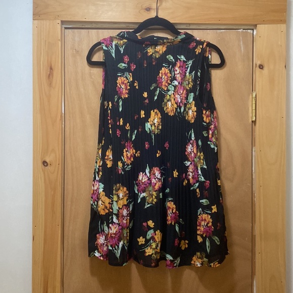 Sleeveless V-neck flowy Top - floral - Picture 2 of 5